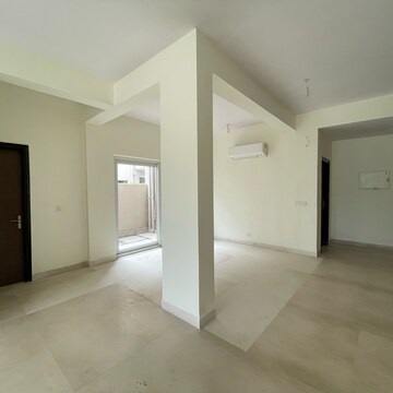Room in 3 BHK Builder Floor at BPTP Amstoria, Sector 102 – for Sale