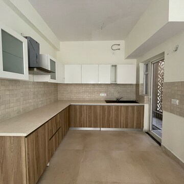 Building Lobby in 3 BHK Builder Floor at BPTP Amstoria, Sector 102 – for Sale