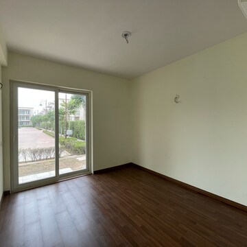 Room in 3 BHK Builder Floor at BPTP Amstoria, Sector 102 – for Sale
