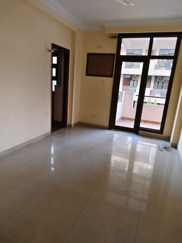 Room in 4 BHK Apartment at Golden Crest, Sector 52 – for Sale