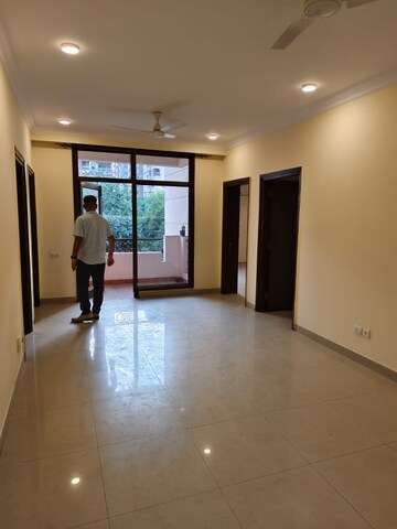 Room in 4 BHK Apartment at Golden Crest, Sector 52 – for Sale