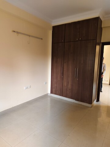 Room in 4 BHK Apartment at Golden Crest, Sector 52 – for Sale