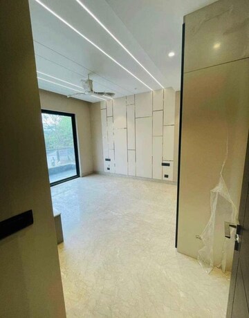 Room in 4 BHK Builder Floor at Sushant Lok 3, Sector 57 – for Sale