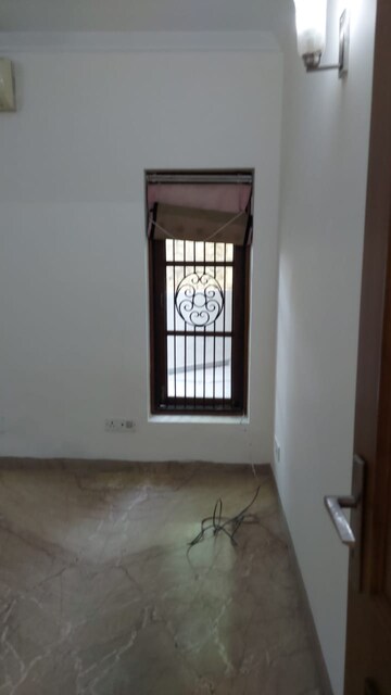 Room in 3 BHK Apartment at Vasant Kunj – for Sale
