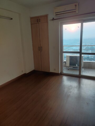 Room in 3.5 BHK Apartment at BPTP The Resort, Sector 75 – for Sale