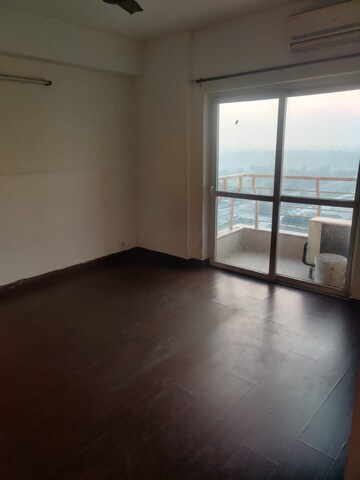 Room in 3.5 BHK Apartment at BPTP The Resort, Sector 75 – for Sale
