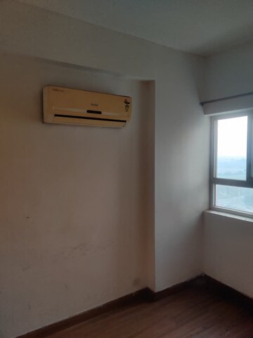 Room in 3.5 BHK Apartment at BPTP The Resort, Sector 75 – for Sale