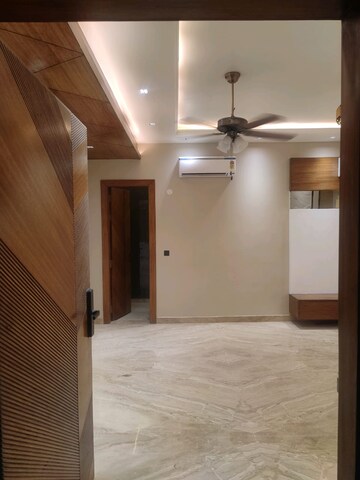 Room in 4 BHK Builder Floor at Ansal Sushant Lok I, Sector 43 – for Sale