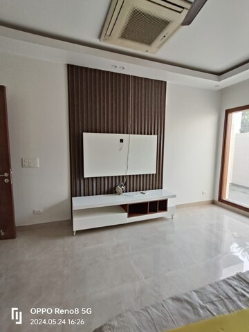 Room in 6+ BHK Independent House at RWA Apartments Sector 52, Sector 52 – for Sale