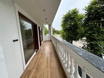 Balcony in 3 BHK Builder Floor at BPTP Parkland Pride, Sector 77 – for Sale