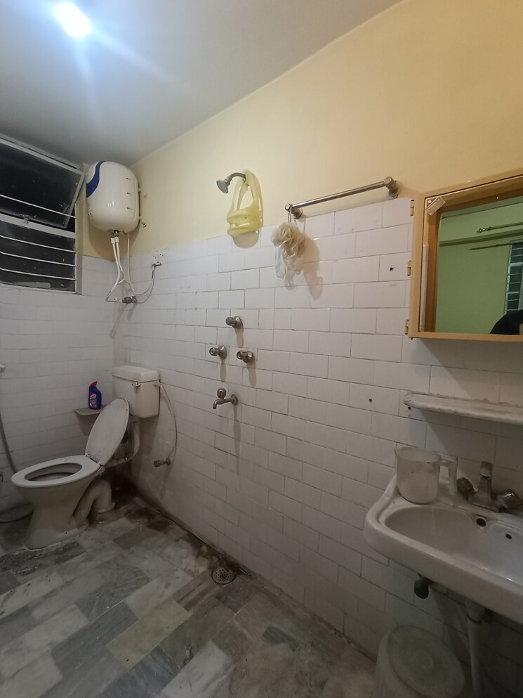 Bathroom, boring road 2 Bedroom 1050 Sq.Ft. Apartment In Boring Road Patna 7290257
