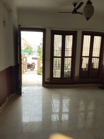Room in 5 BHK Villa at Amrapali Leisure Valley, Tech Zone 4 Greater Noida – for Sale