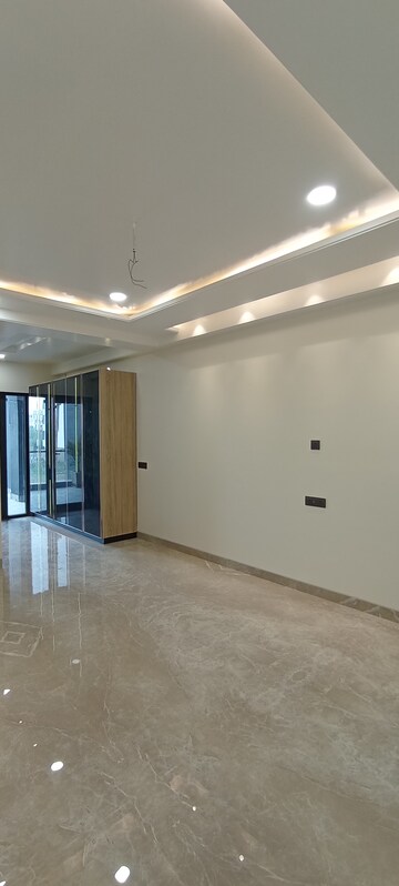 Furnished Amenities in 4 BHK Builder Floor at BPTP Park Central, Sector 85 – for Sale