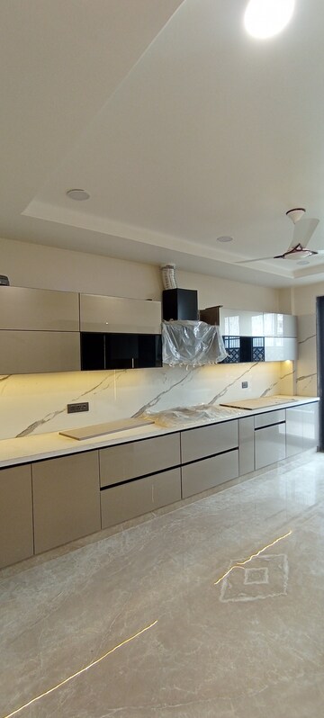 Building Lobby in 4 BHK Builder Floor at BPTP Park Central, Sector 85 – for Sale