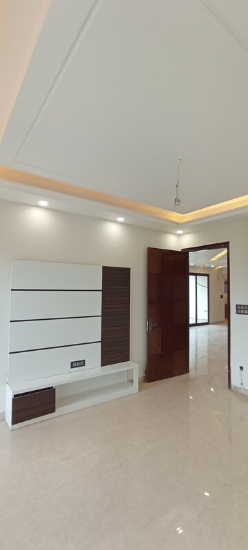 Furnished Amenities in 4 BHK Builder Floor at BPTP Park Central, Sector 85 – for Sale