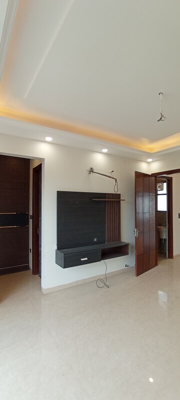 Furnished Amenities in 4 BHK Builder Floor at BPTP Park Central, Sector 85 – for Sale