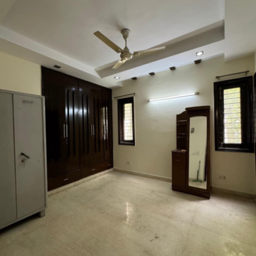 Room in 4 BHK Builder Floor at Green Fields Colony – for Sale