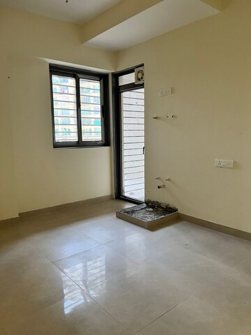 Room in 1.5 BHK Apartment at Lodha Amara, Kolshet Road – for Sale