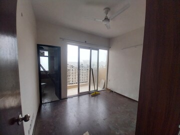 Room in 2.5 BHK Apartment at Mahagun Mywoods III, Sector 16c Greater Noida – for Sale
