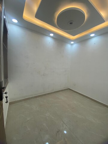 Room in 6+ BHK Independent House at Dwarka Mor – for Sale