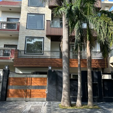 6+ BHK Independent House For Sale in Sector 82