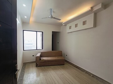 Room in 4 BHK Builder Floor at Green Fields Colony – for Sale