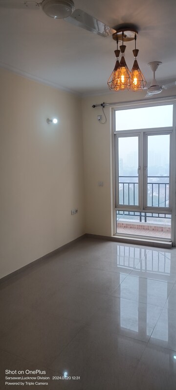 Room in 2.5 BHK Apartment at Grand Omaxe, Gomti Nagar – for Sale