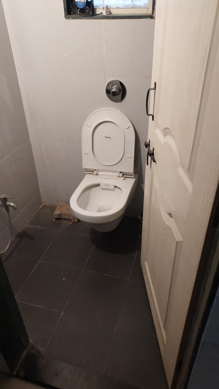 Bathroom, abhishek-chs-shahunagar 2 Bedroom 850 Sq.Ft. Apartment In Shahunagar Pune 7297792
