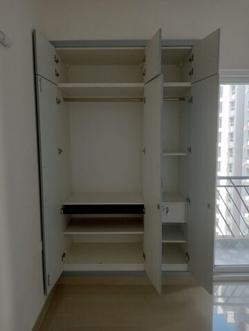 Room in 3 BHK Apartment at Alpha 1 Greater Noida – for Sale