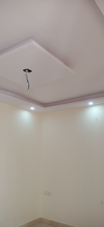 Furnished Amenities in 2 BHK Builder Floor at Lalita Park – for Sale