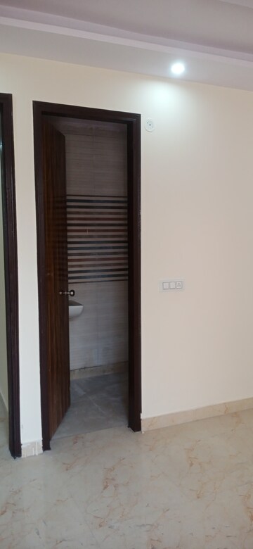 Room in 2 BHK Builder Floor at Lalita Park – for Sale