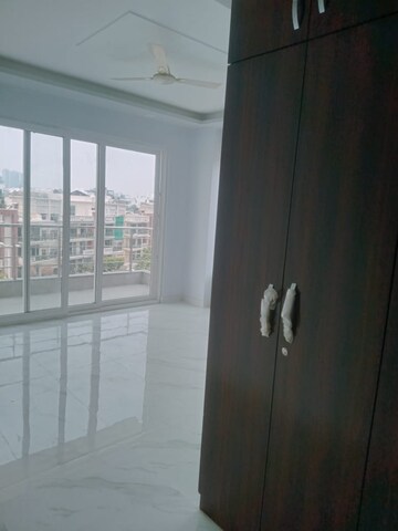 Room in 3 BHK Apartment at DLF Hamilton Court, Sector 27 – for Sale