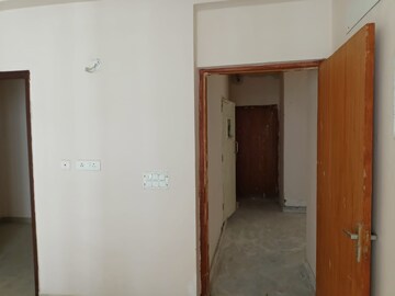 Room in 2.5 BHK Builder Floor at Amrapali Golf Homes, Sector 4, Greater Noida – for Sale