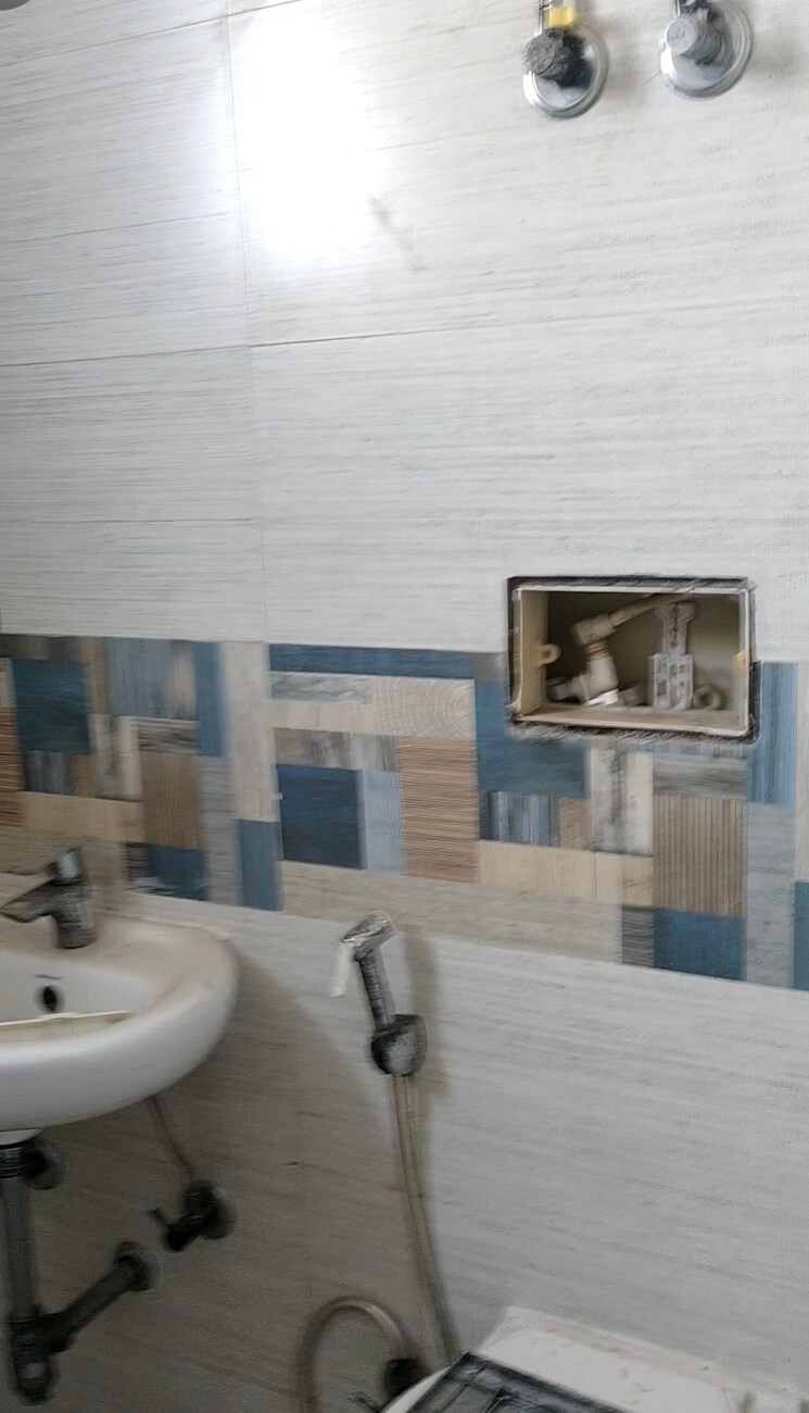 Bathroom, vasundhara sector 13 3 Bedroom 1850 Sq.Ft. Apartment In Vasundhara Sector 13 Ghaziabad 7299878