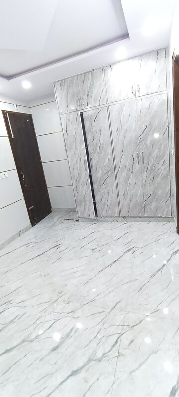 Room in 2 BHK Apartment at Paschim Vihar – for Sale