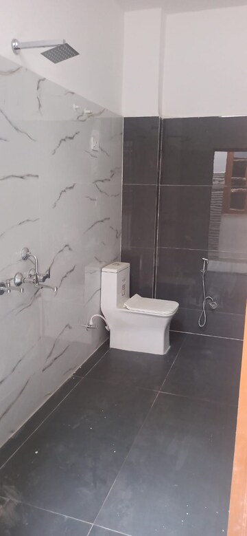 Bathroom in 3 BHK Villa at Gomti Nagar – for Sale