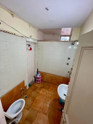Master Bedroom in 2.5 BHK Apartment at Ajnara Le Garden, Sector 16b Greater Noida – for Sale