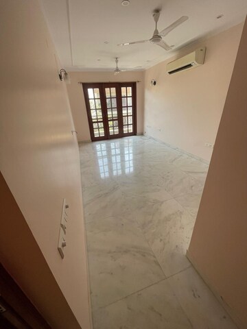 Room in 3 BHK Builder Floor at South Extension ii – for Sale