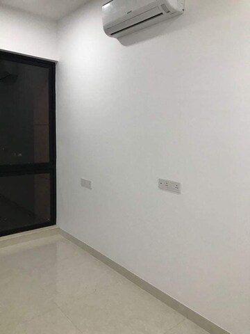 Room in 4 BHK Apartment at Kumar Sienna, Magarpatta Road – for Sale