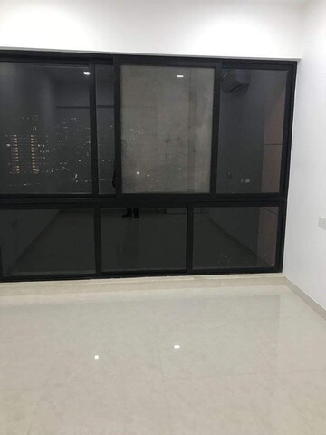 Room in 4 BHK Apartment at Kumar Sienna, Magarpatta Road – for Sale