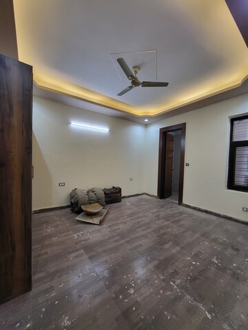 Room in 4 BHK Builder Floor at Green Fields Colony – for Sale