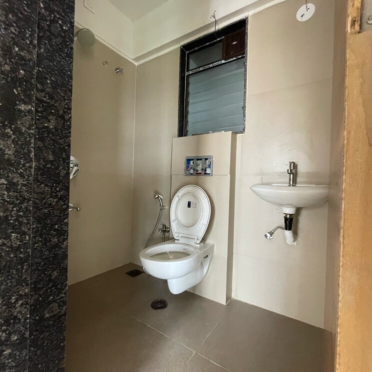 Bathroom, je-and-vee-om-trimurti 1 Bedroom 395 Sq.Ft. Apartment In Dindoshi Mumbai 7303931
