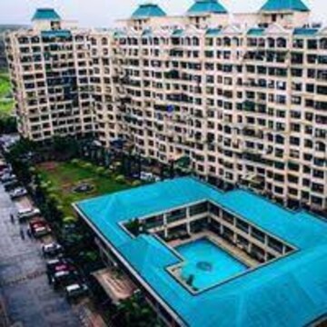 Swimming Pool in 3 BHK Apartment at Regency Estate, Dombivli East – for Sale