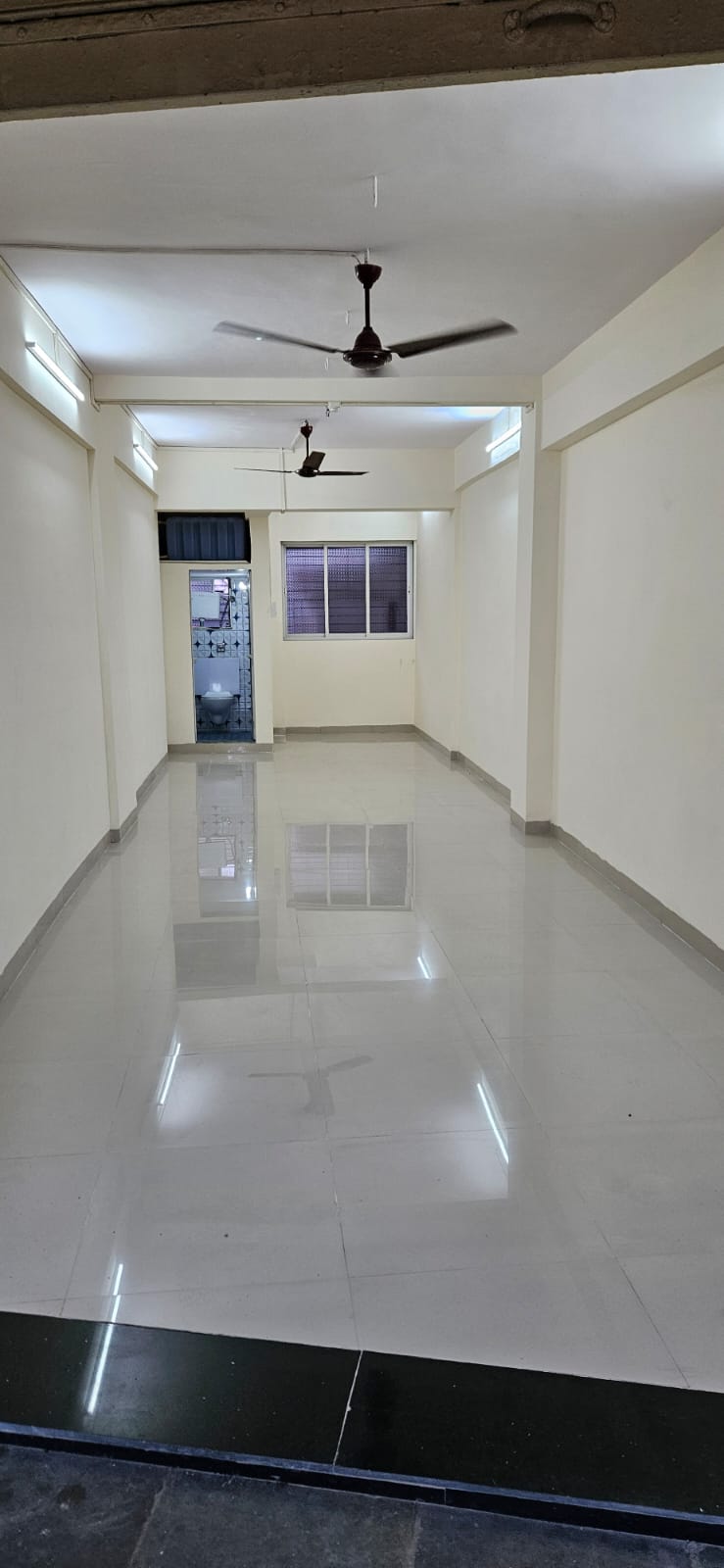 Commercial Shop 400 Sq.Ft. For Rent in Andheri West Mumbai  7304006