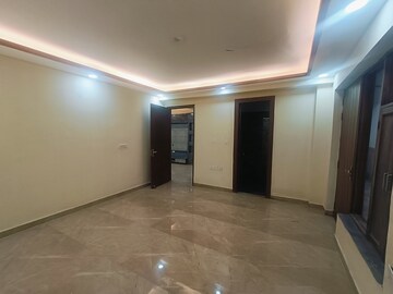 Room in 4 BHK Builder Floor at Green Fields Colony – for Sale