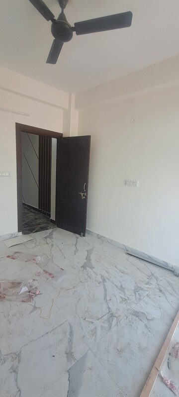 Furnished Amenities in 2.5 BHK Builder Floor at Sector 73 – for Sale