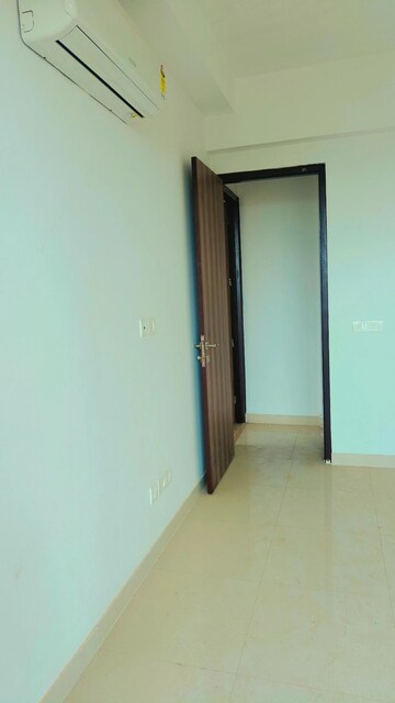 Room in 3 BHK Apartment at Capital Residency 360, Sector 70a – for Sale