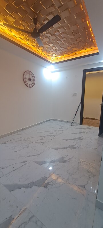 Room in 2 BHK Builder Floor at Sector 73 – for Sale