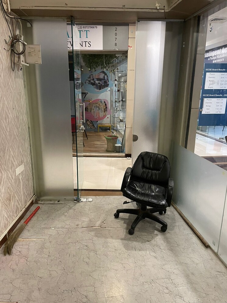  Parking, rustomjee-eaze-zone-mall Commercial Office Space 186 Sq.Ft. In Malad West Mumbai 7305720