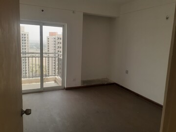 Room in 3 BHK Apartment at Unitech Horizon, Pi Greater Noida – for Sale
